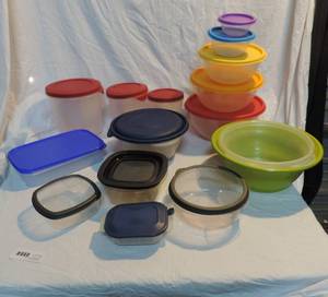 lot 70 image: Plastic bowls most with lids see pictures