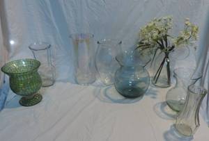lot 72 image: Lot of vases