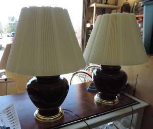 lot 73 image: Two table lamps