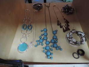lot 101 image: Mixed lot of jewelry
