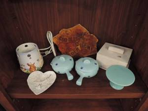 lot 107 image: Mixed lot Stone trinket box plaque  light with cats two little pots with lids a stand and a small heart shape tray