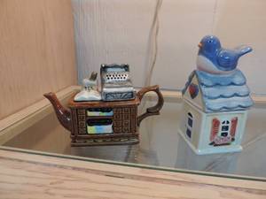 lot 113 image: Salt and pepper shaker birdhouse and  teapot
