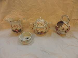 lot 147 image: Decorative creamer sugar decorative jars