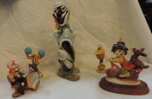 lot 152 image: Mixed lot of clowns  one that looks to be hand blown and the others small figure ones