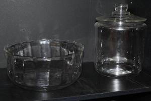 lot 182 image: Large glass bowl large glass vase with lid