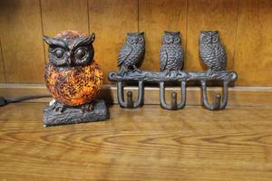 lot 226 image: Owl night light and owl  hanger