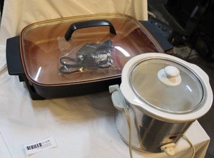lot 258 image: Electric skillet and small crock pot