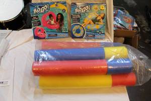 lot 285 image: 2 Floats and six water guns