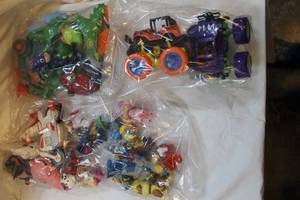 lot 325 image: 4 bags of toys