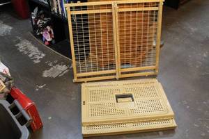 lot 343 image: Baby gate and collapsible dog kennel