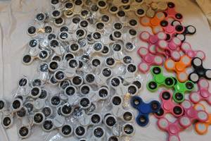 lot 368 image: Lot of fidget spinners