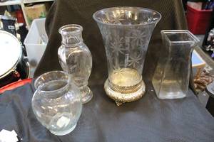 lot 372 image: Lot of vases