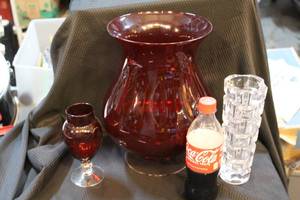 lot 373 image: Lot of vases