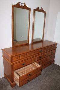 lot 21 image: Dual mirror Bedroom dresser, see photos