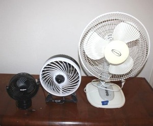 lot 24 image: Desk fans and clip fan with USB plug