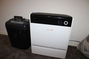 lot 28 image: Oransi air purifier and paper shredder