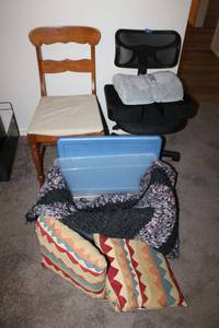 lot 32 image: Wood chair and pillows, Office chair with cushions, fabric woven rug