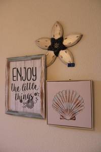 lot 81 image: Wall decorations