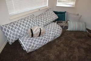 lot 84 image: Comforter set and pillows
