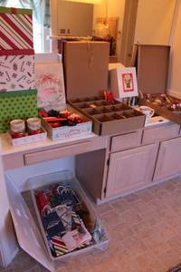 lot 87 image: Christmas ornaments, mugs and gift bagsboxes