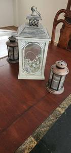lot 62 image: Home dcor with urn, lanterns and wallet