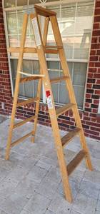 lot 118 image: 6Ft. Wooden ladder and metal step ladder