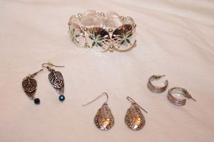 lot 142 image: Jewelry Silver Sand dollar bracelet, and earring selection