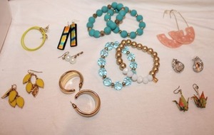 lot 143 image: Jewelry Earring and bracelet selection, see photos