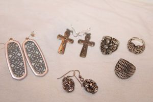 lot 144 image: Jewelry Silver earrings and rings