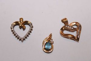 lot 152 image: Jewelry marked 10K pendants, weighing 4.2 g total