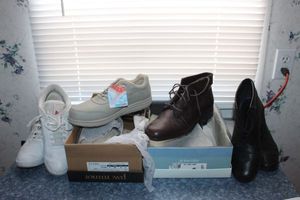 lot 363 image: Shoes Size 9