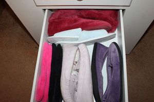 lot 85 image: Womens size 9 slippers