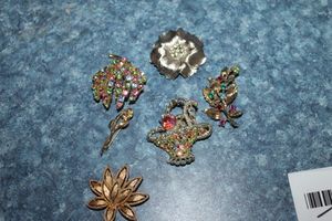 lot 87 image: Several Vintage Broches