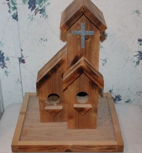 lot 23 image: Wooden Bird House
