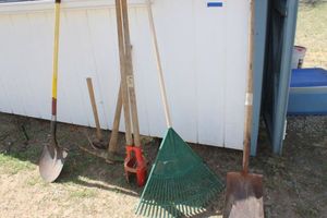 lot 185 image: Yard tools