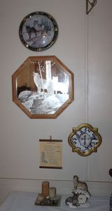 lot 253 image: Wall Dcor and Candles