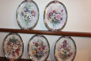 lot 309 image: Five Home Dcor Plates