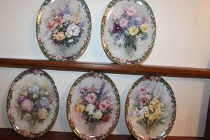 lot 310 image: Five Home Dcor Plates