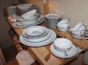 lot 351 image: China Set Noritake Ivyne 75 Pieces
