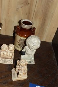 lot 119 image: Home Dcor Pieces and Vintage Jug