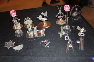 lot 214 image: Delicate Glass Dcor Pieces, Bird, Humming Birds, Elephants, Glass Roses (Take Batteries) Hand Blown Glass Baskets and More