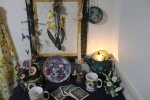 lot 146 image: Humming Bird Dcor, Wind Chimes and Sun Catchers, Decorative Plates, Nightlight and Ceramic Pieces