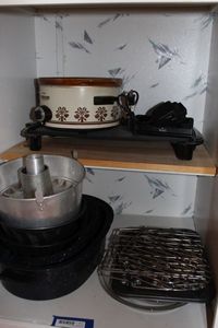 lot 279 image: Crockpot Electric Griddle, Roasting pans, Cake pans and more