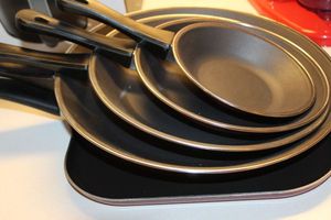 lot 283 image: Frying pans and Square pan