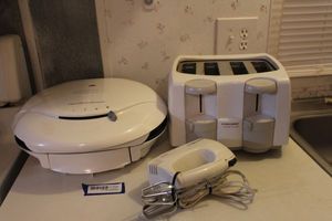 lot 330 image: Small Kitchen Appliances, 4 Slice Toaster, indoor Grill and Hand Mixer