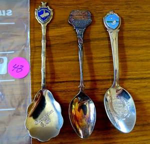 lot 43 image: LOT OF SILVER PLATED COLLECTORS SPOONS