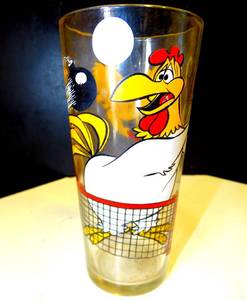 lot 300 image: VINTAGE 1976 PEPSI COLLECTORS SERIES - WARNER BROTHERS FOGHORN LEGHORN AND CHICKEN HAWK TUMBLER $$