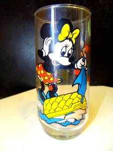 lot 112 image: Minnie Mouse Pepsi Collector Glass Picnic Cowboys Indians Walt Disney 1978 $$