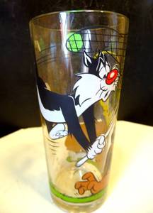 lot 142 image: 1976 Pepsi Sylvester and Tweety Bird & Hector Bulldog Loony Tunes Glass $$