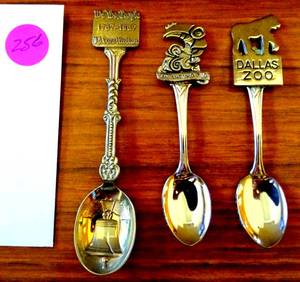 lot 256 image: NICE LOT OF SILVER PLATED TRAVEL COLLECTORS SPOONS